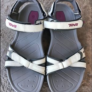 Teva Sandal barely Worn 10